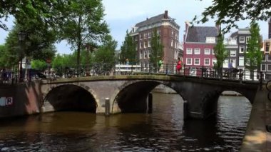 Amsterdam kanal bölgesine bir köprü büyük çekim