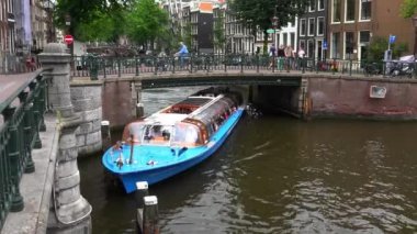 Amsterdam kanal gezi teknesi