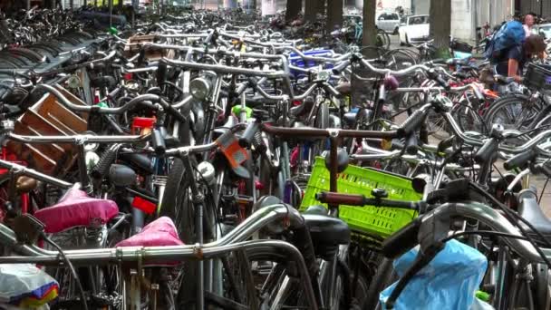 Tisíce jízdních kol v největší Amsterdam bike parkoviště — Stock video