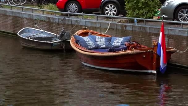 Underbara träbåt i kanalerna i Amsterdam — Stockvideo