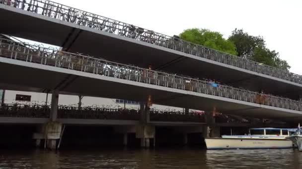 Parkering för cyklar i Amsterdam — Stockvideo