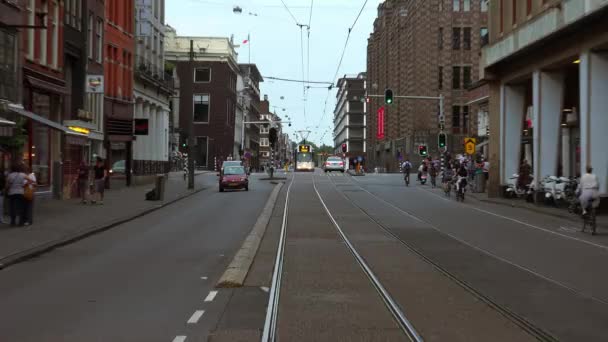 Трамваї до Центрального залізничного вокзалу Амстердама — стокове відео