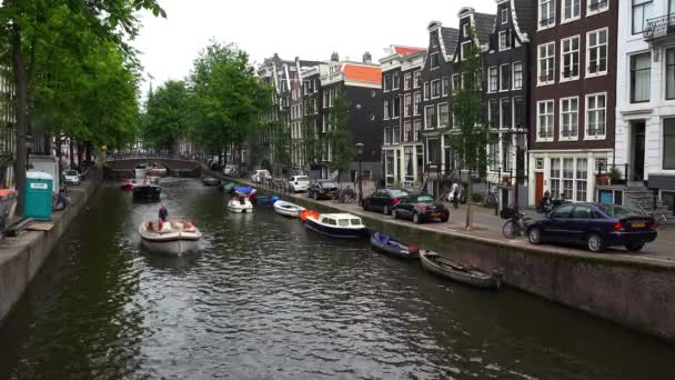 Vista típica de los canales de Amsterdam — Vídeo de stock