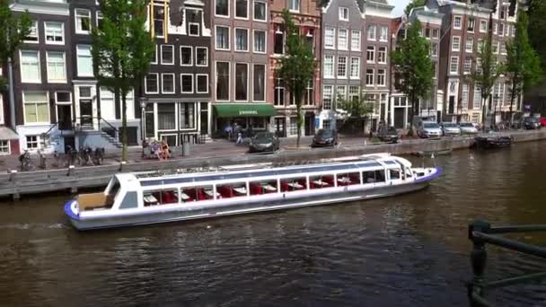 Barco turístico vacío en Amsterdam — Vídeo de stock