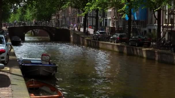 Amsterdamse grachten op een zonnige dag — Stockvideo