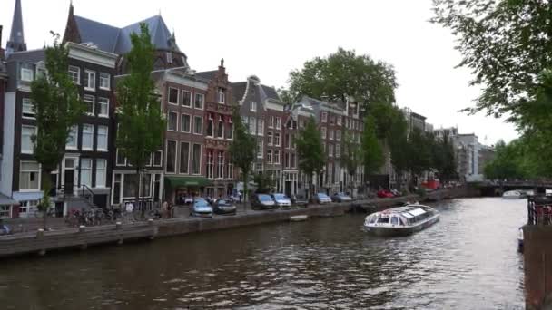 Типичный вид на каналы Амстердама — стоковое видео