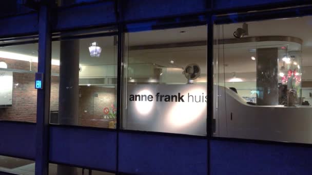 Het Anne Frank Huismuseum in Amsterdam aan de Prinsengracht — Stockvideo