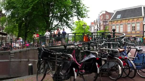 Cyklar i staden av cyklar Amsterdam — Stockvideo