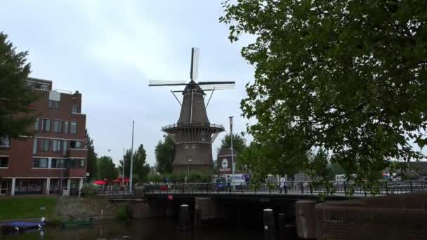 Slavné větrný mlýn v Amsterdamu nazývá De Gooyer Molen — Stock video