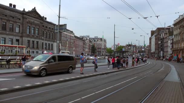 Típico Amsterdam vista de rua pessoas esperando por bonde — Vídeo de Stock
