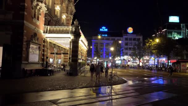 Městské divadlo na náměstí Leidseplein v noci — Stock video