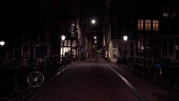 Amsterdam kanalları gece üzerinde küçük köprü — Stok video