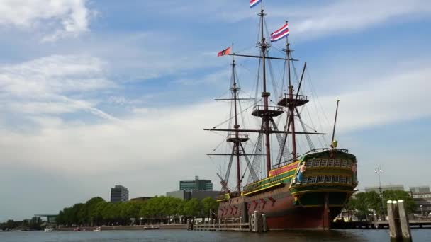 Gamla segelfartyg i Amsterdam på maritime museum amsterdam — Stockvideo