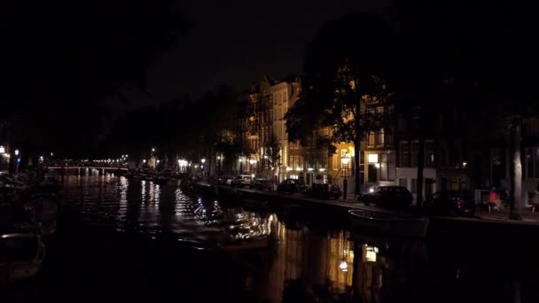 Romantický pohled na kanály Amsterdamu v noci — Stock video