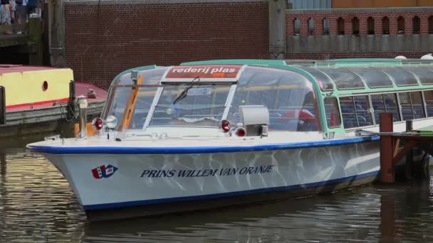 Barcos turísticos en los canales de Amsterdam — Vídeos de Stock