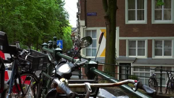 Bicicletas en la zona del canal de Leidsegracht Amsterdam — Vídeo de stock