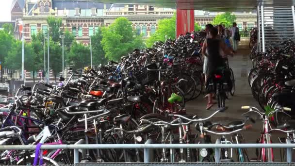 Tausende von Fahrrädern auf dem größten amsterdam bike lot — Stockvideo