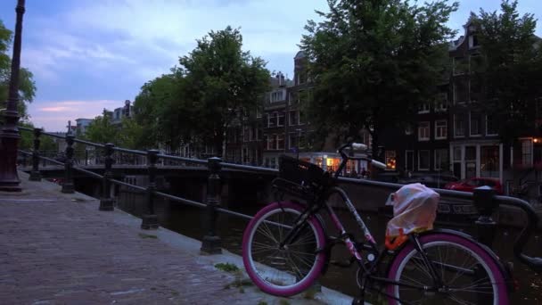 Bicicleta en el canal en Amsterdam la ciudad de las bicicletas — Vídeos de Stock