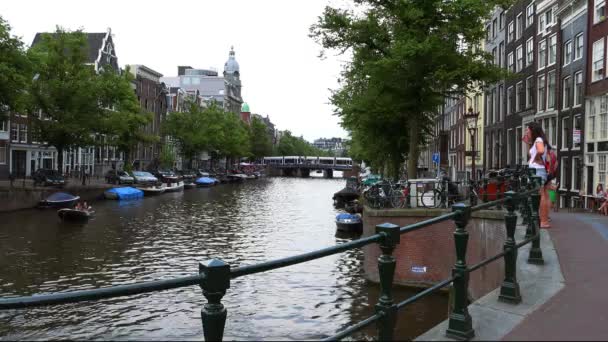 Romantický výhled na kanály v Amsterdamu — Stock video