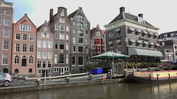 Edificios típicos en el canal de la ciudad de Amsterdam — Vídeo de stock