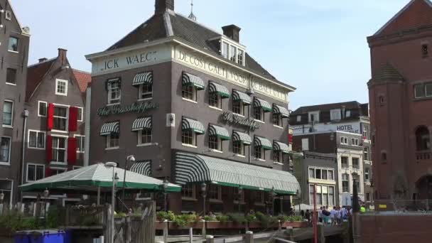 Edifícios típicos do canal na cidade de Amsterdã — Vídeo de Stock