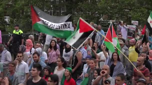 Free Gaza protestmarsch på gatorna i Amsterdam — Stockvideo