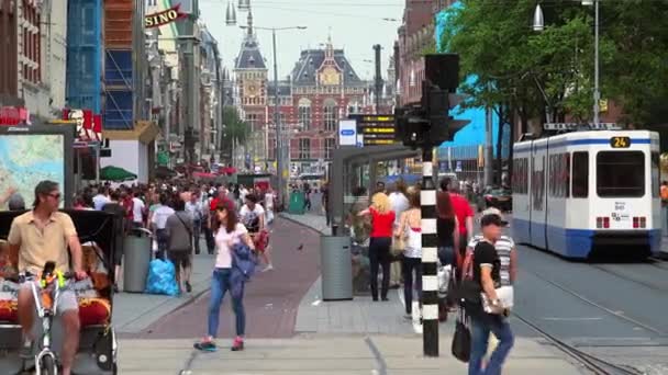 Crowds of people walking on Damrak street in Amsterdam — Stock Video