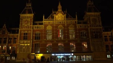 Amsterdam Merkez İstasyonu'na gece