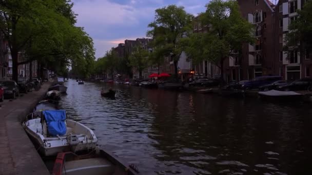 Večerní dávku amsterdamské kanály — Stock video