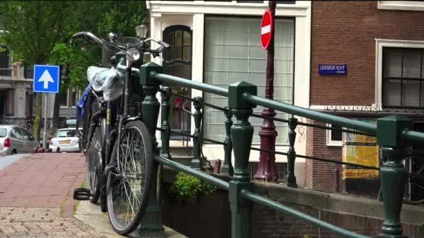 Uma bicicleta encostada a uma ponte em Amesterdão — Vídeo de Stock