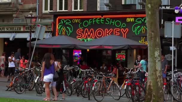 Grande coffeeshop em Rembrandt Square Amsterdam — Vídeo de Stock