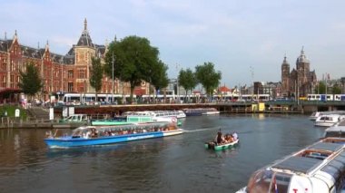 Amsterdam Merkez İstasyonu'na güneşli bir günde