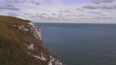Mavi Kuzey Deniz bir Dover Beyaz kayalıklar
