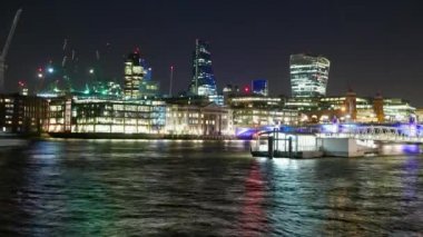 Londra şehir siluetinin gece tarafından hızlandırılmış