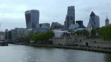 Tower Bridge Londra'dan Modern şehir bölge hızlandırılmış