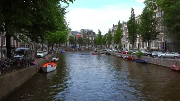 Kanál pánové v Amsterdamu nazývá Herengracht — Stock video