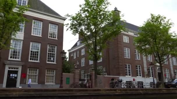 Typische bakstenen huizen van Amsterdam — Stockvideo