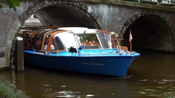 Grande barca turistica ad Amsterdam — Video Stock