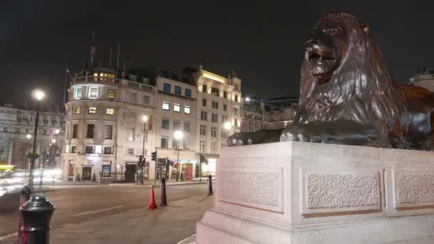 Času zanikla záběr lev a provozu na Trafalgar Square — Stock video