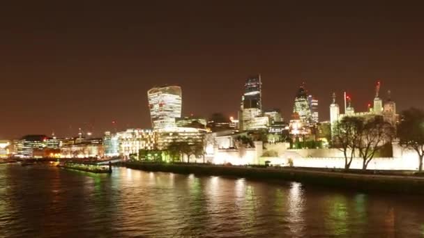 Zeitraffer-Aufnahme der Skyline von London mit der Scherbe — Stockvideo