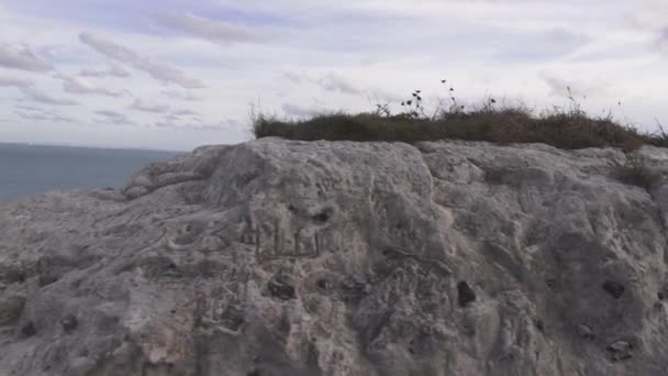 Weißer Felsen an den weißen Klippen der Taube — Stockvideo