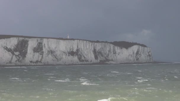 Los acantilados blancos de Dover con nubes dramáticas — Vídeo de stock