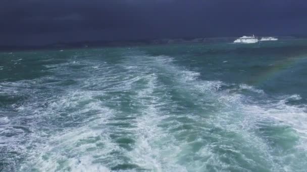 Kuzey Denizi üzerinde bir gökkuşağı ile yağmurlu bir günde görüntüleyin — Stok video