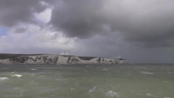 Los acantilados blancos de Dover con nubes dramáticas — Vídeos de Stock