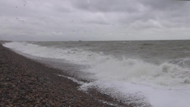 英国の取引で小石のビーチ — ストック動画
