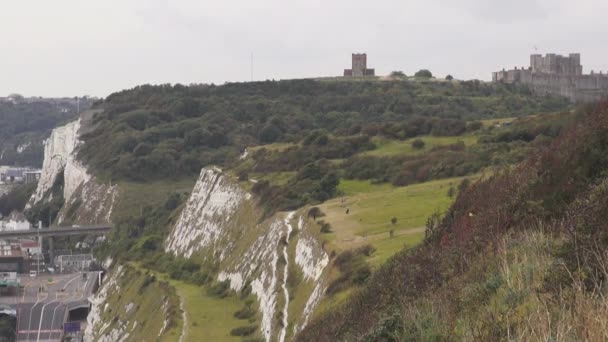De witte rotsen van Dover en Dover Castle — Stockvideo