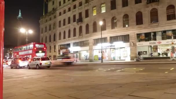 Tijd lapse schot van Britse telefooncel en straat verkeer Hyper vervallen — Stockvideo