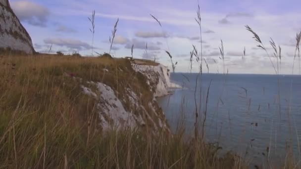 Os penhascos brancos de Dover em um dia ensolarado — Vídeo de Stock