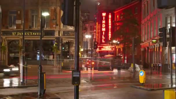 Zeitraffer des Tischtanzes der Windmühle an der Shaftesbury Avenue in London Westend bei Nacht — Stockvideo