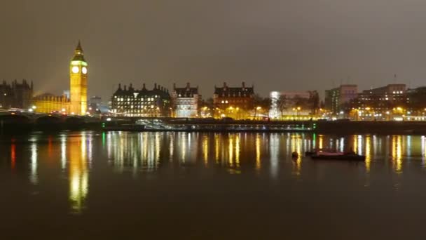 Fotografía de lapso de tiempo del County Hall y London Eye por la noche — Vídeo de stock